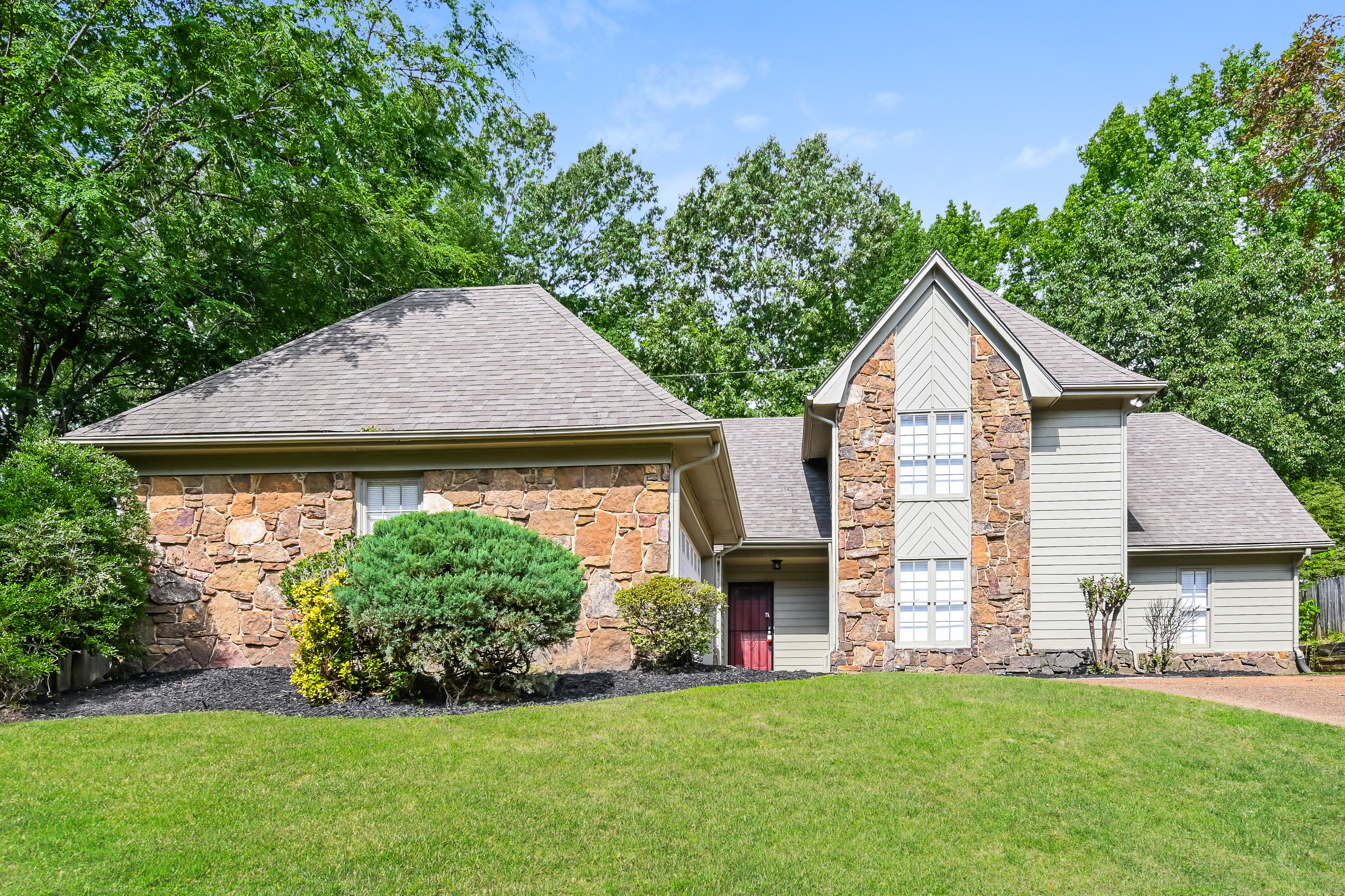 301 LOCUST GROVE DR CORDOVA, TN 38018